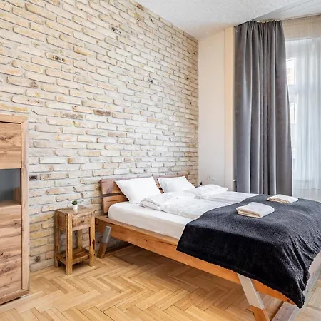 Central Luxury With Ac Apartment *