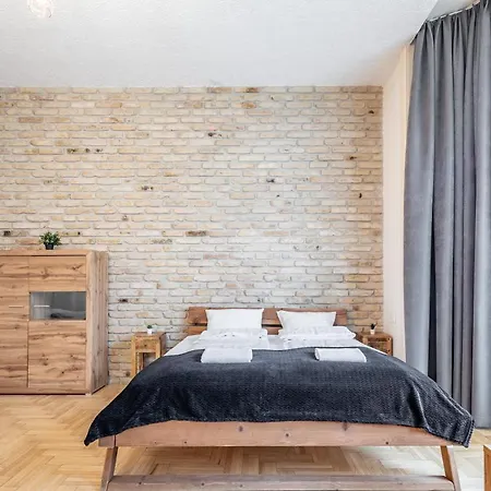 Central Luxury With Ac *