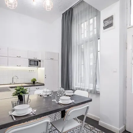 Central Luxury With Ac Apartment *