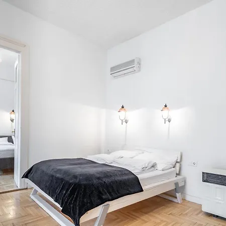 Central Luxury With Ac *