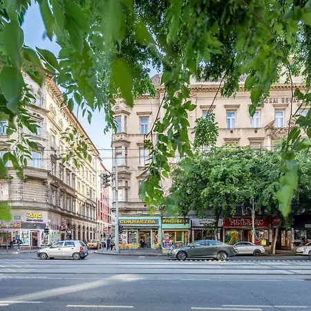 Central Luxury With Ac Apartment *